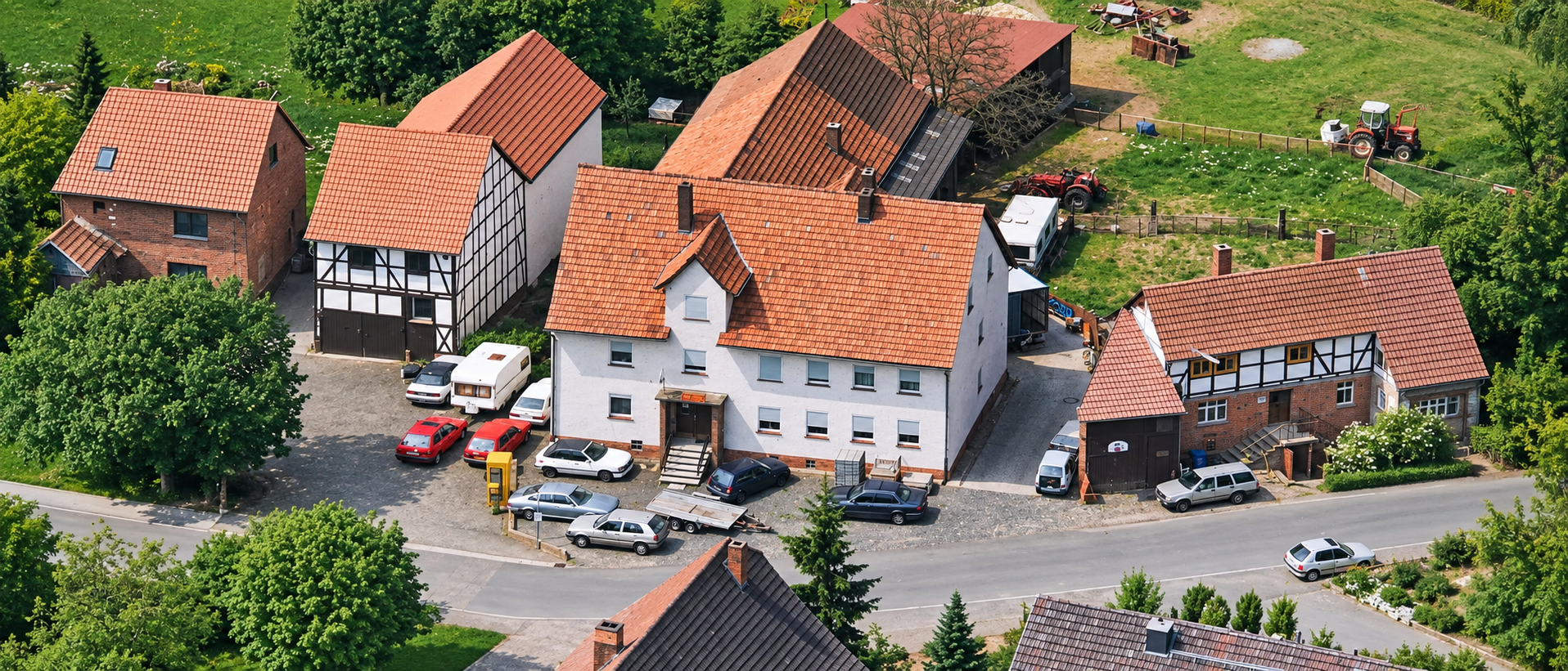 Panorama des Hofs Geiser in Gudensberg, Hessen, mit Fachwerkgebäuden und Hofanlage